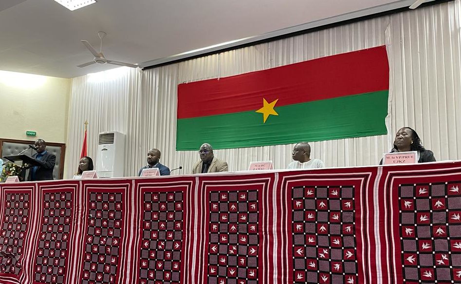 Des étudiants burkinabés de l’EAMAU reçoivent leurs parchemins.